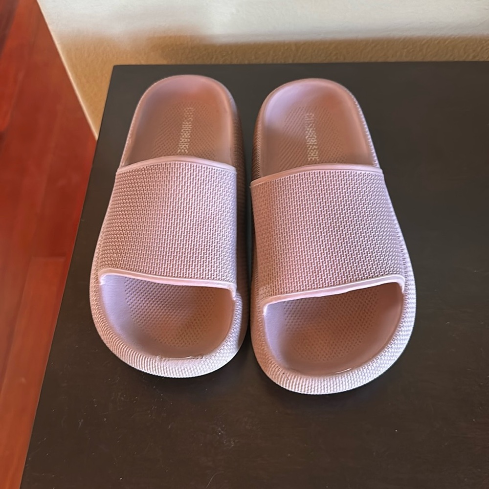 Girls Cushionaire slides. Size 1. Used condition.